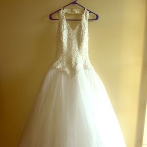 Ball gown wedding dress